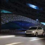 Se puede ver un auto Blanco usando luces Led Philips en una calle, la iluminacion se nota que es buena