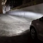 Auto apuntando hacia un callejon obscuro para que se pueda notar la buena iluminación de las luces led Philips